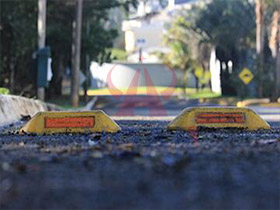 Estas tachas reflectantes se están utilizando en las carreteras de las ciudades de Namibia